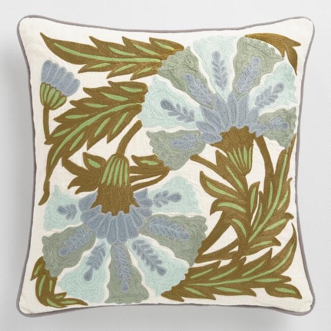 EMBROIDERD CUSHION