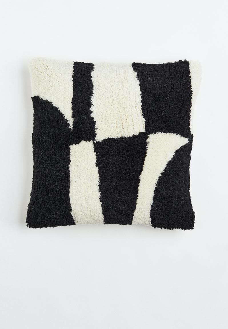 TUFTED CUSHION
